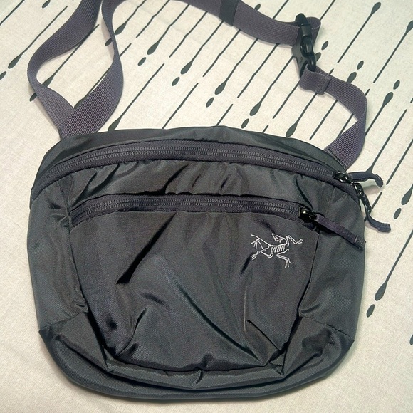 Arc'teryx Handbags - ARC'Teryx Grey Beltbag.  ARC'Teryx Mantis 2 Waist Pack.  Adjustable